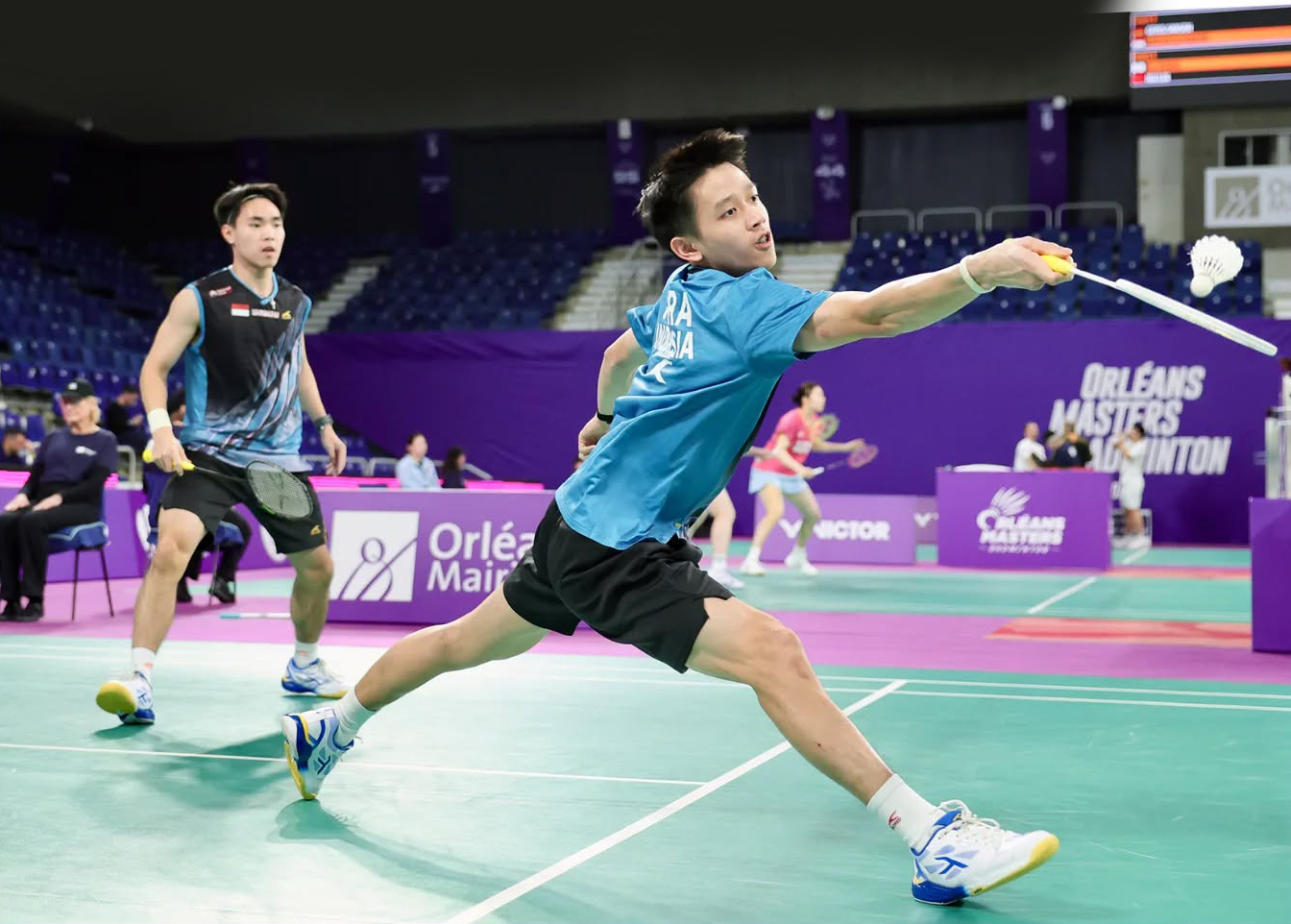 Pasangan muda Indonesia, Raymond Indra/Nikolaus Joaquin menang mudah dua gim langsung 21-13, 21-15 atas wakil Singapura, Donovan Willard Wee/Jia Hao Howin Wong.