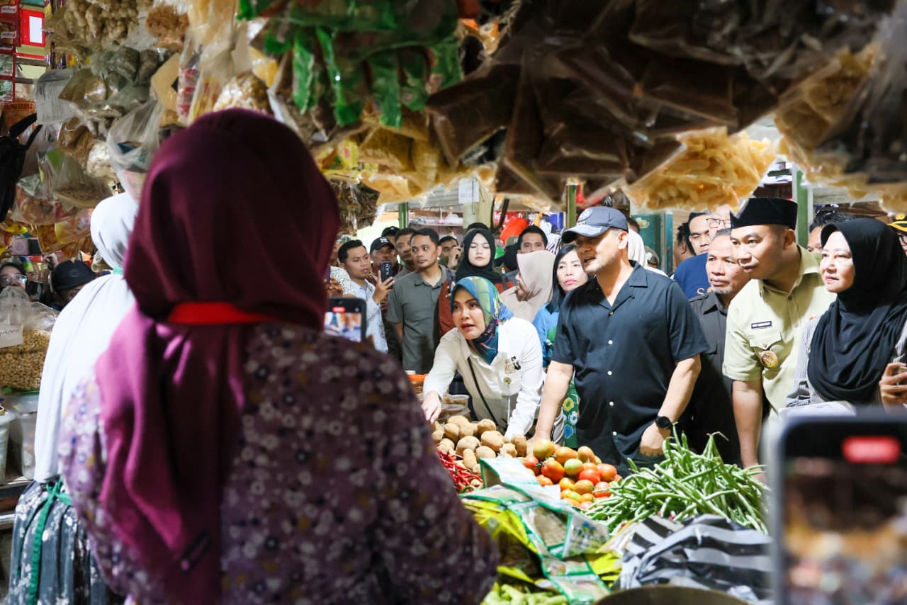 Gubernur Jawa Tengah, Ahmad Luthfi, turun langsung meninjau Pasar Bunder, Kabupaten Sragen, Rabu (18/3/2026), untuk memastikan harga tetap terkendali dan pasokan aman 