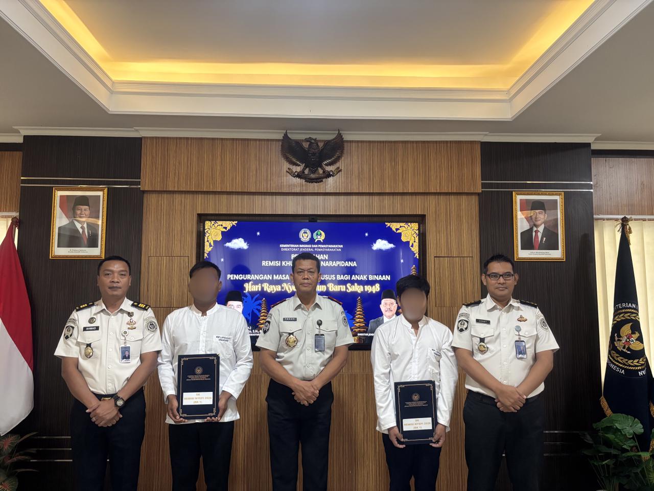 Kepala Lapas Kedungpane, Ahmad Tohari saat memberikan SK remisi Hari Raya Nyepi pada warga binaan, Kamis (19/3/2026). 