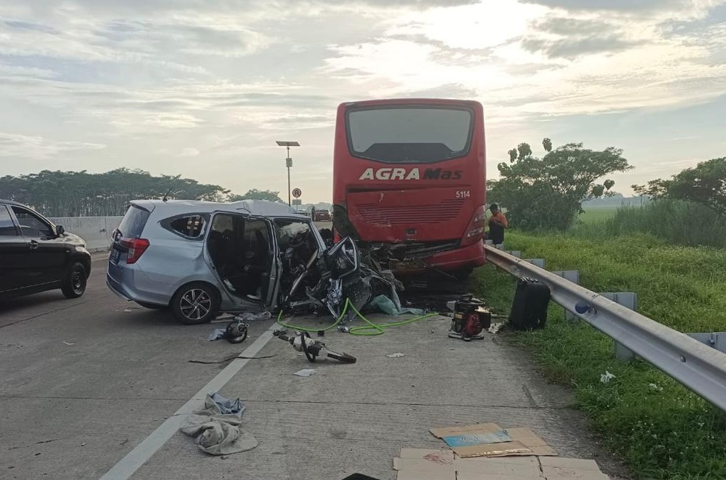 Kondisi mobil Cayla ringsek usia terlibat kecelakaan dengan bus Agra Mas di Tol Kabupaten Tegal 