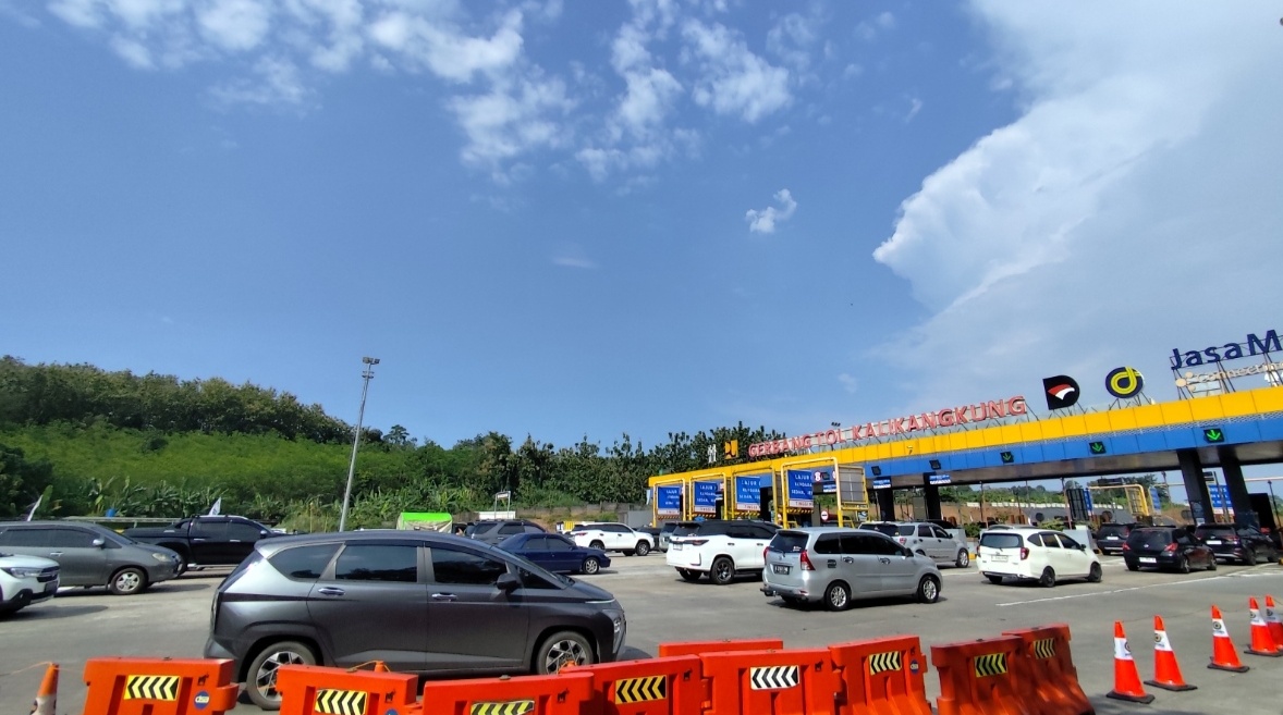 Kondisi arus mudik dari barat masuk ke gerbang tol Kalikangkung Semarang 