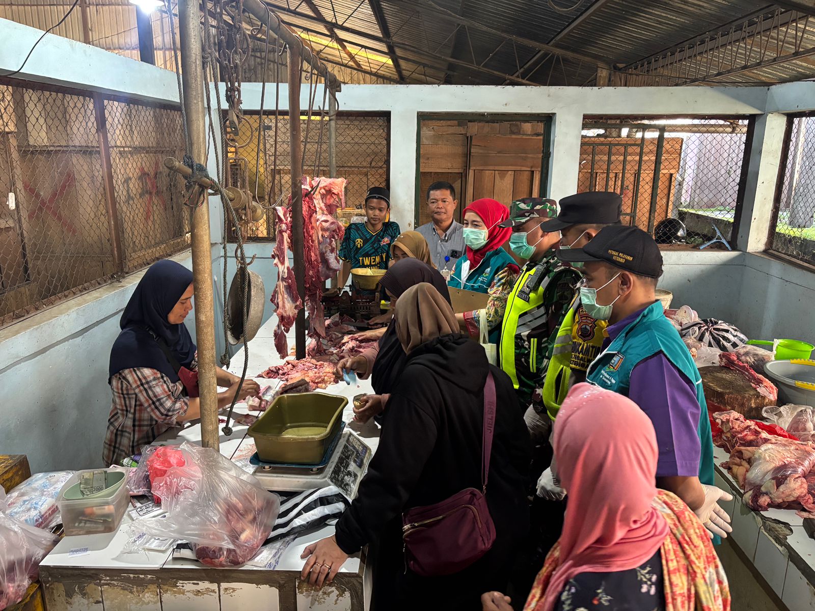 Tim Dinas Pertanian Perikanan dan Pangan Kabupaten Semarang lakukan pemeriksaan ke sejumlah pedagang daging pasar tradisional di wilayah Kabupaten Semarang. Maria Novena/Jawa Pos Radar Semarang