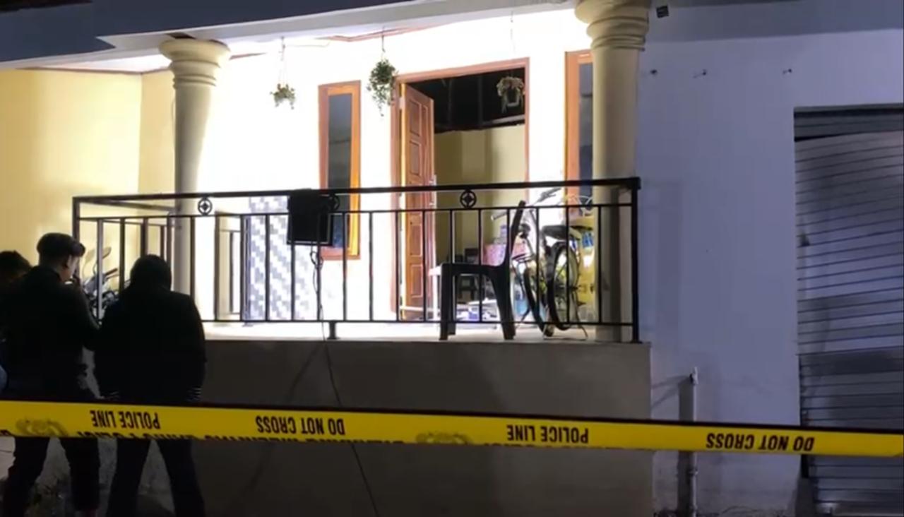 Polisi memeriksa lokasi ledakan di sebuah rumah di Kampung Pondok, Kelurahan Tambakrejo, Kecamatan Gayamsari. Maria Novena/Jawa Pos Radar Semarang