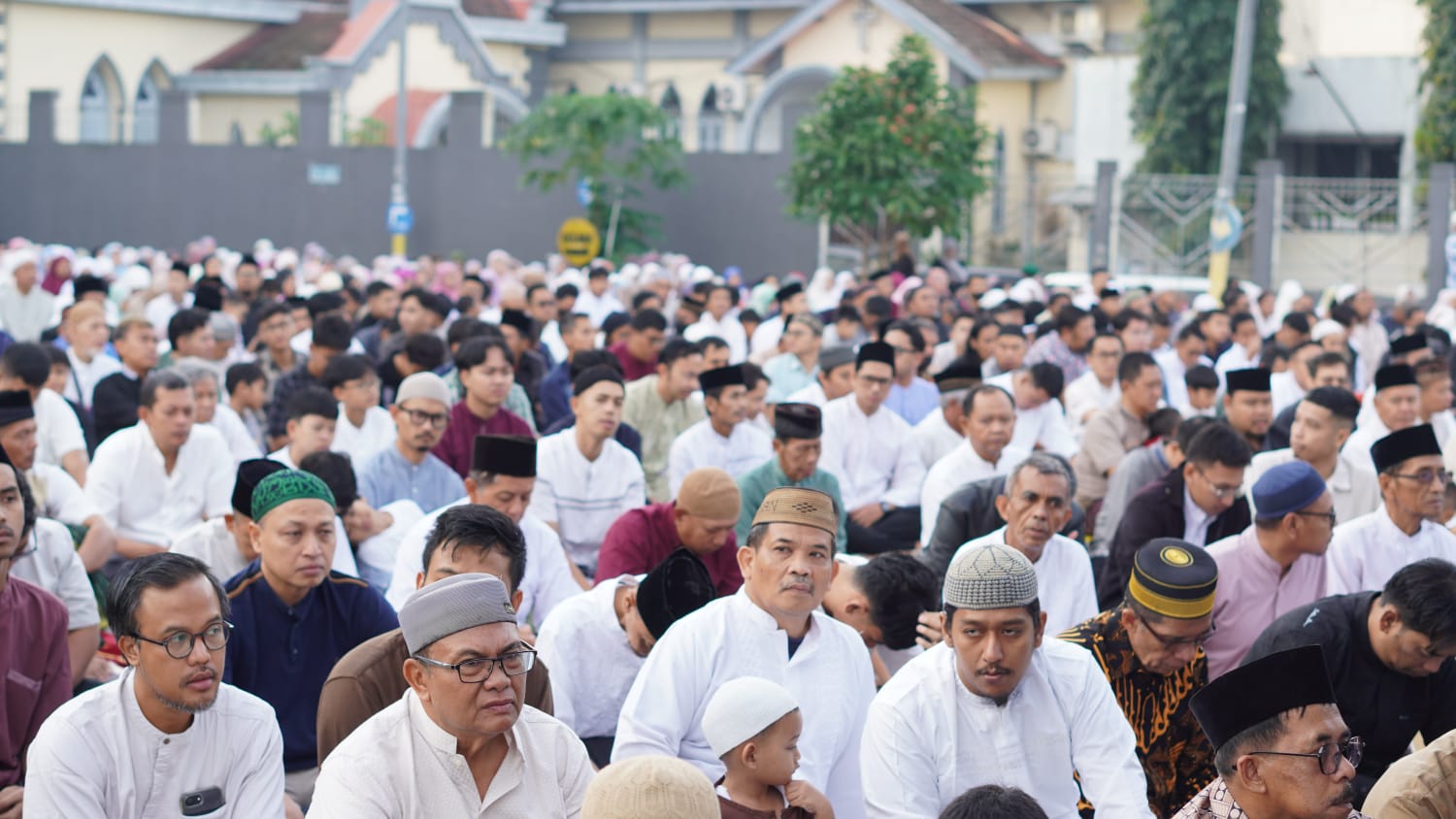 Gelombang jamaah Muhammadiyah membanjiri halaman Mal Ramayana Salatiga, Jumat (20/3). (Dhinar Sasonglo/Jawa Pos Radar Semarang)