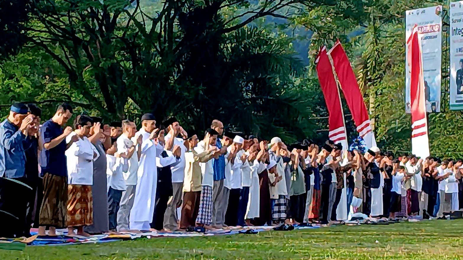 Jamaah Muhammadiyah saat ikuti salat Idul Fitri 1447 Hijriah di Lapangan Bung Karno, Alun-alun Kalirejo, Kecamatan Ungaran Timur, Kabupaten Semarang. Jumat (20/3). Maria Novena/Jawa Pos Radar Semarang