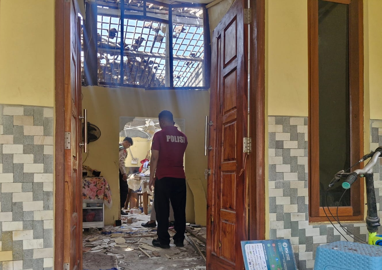 Kondisi rumah hancur berantakan akibat ledakan petasan di Semarang 