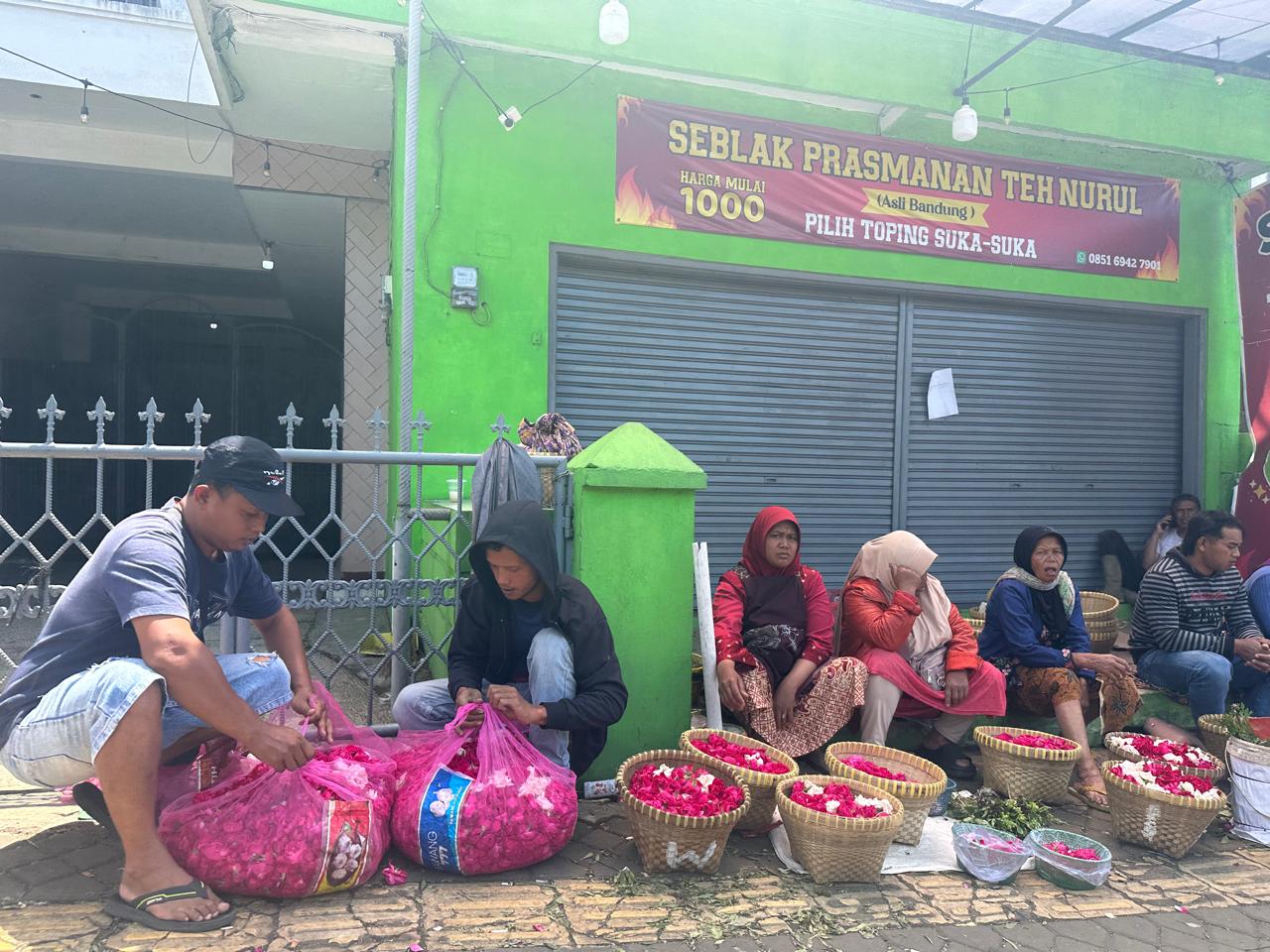 Penjual bunga tabur panen rezeki saat lebaran. Maria Novena/Jawa Pos Radar Semarang