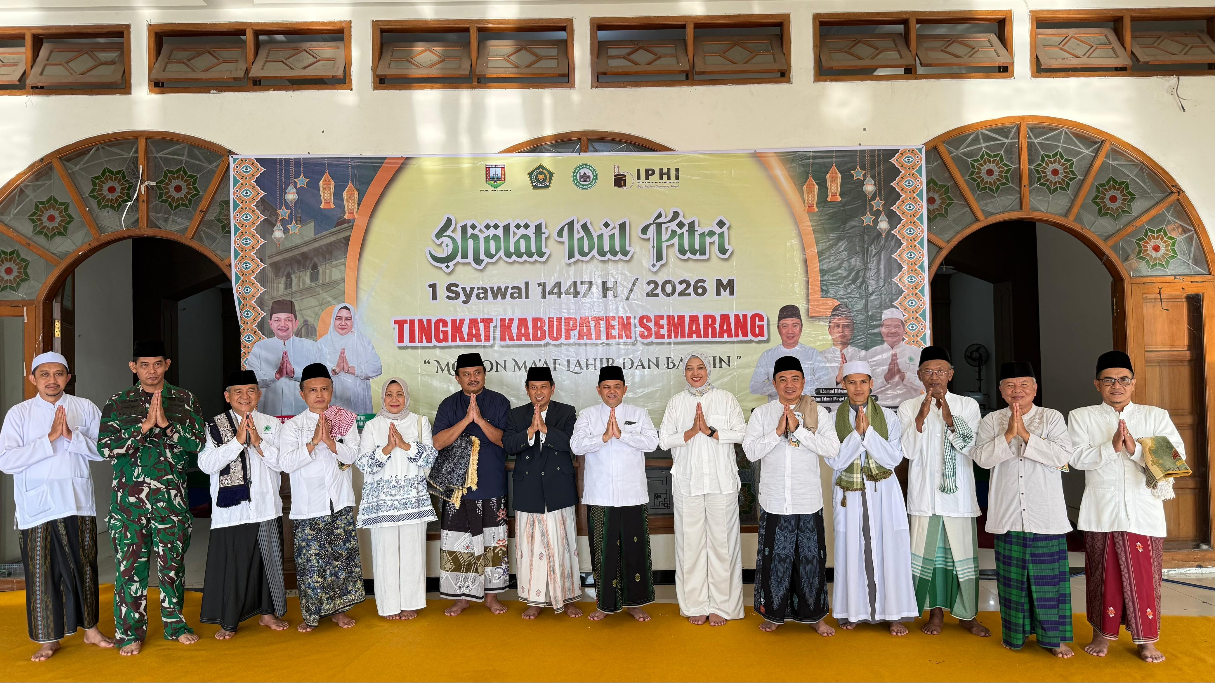 Bupati Semarang Ngesti Nugraha bersama Kapolres Semarang AKBP Ratna Quratul Ainy dan Sekretaris Daerah Kabupaten Semarang Valeanto Soekendro saat ikuti Salat Ied di Masjid Agung Al Mabrur Ungaran.