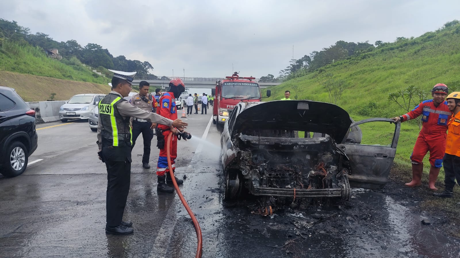 Kondisi mobil ludes terbakar di tol tepat di kilometer 449 ikut Kecamatan Tuntang. Maria Novena/Jawa Pos Radar Semarang 
