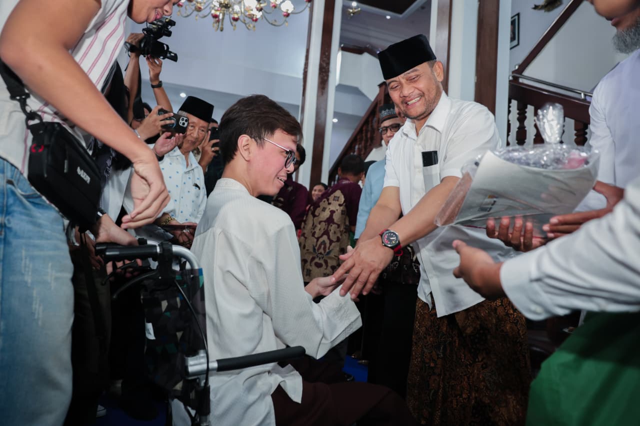 Ahmad Luthfi berbagi kebahagiaan bersama anak panti asuhan dan komunitas disabilitas di Wisma Perdamaian, Sabtu (21/3/2026).