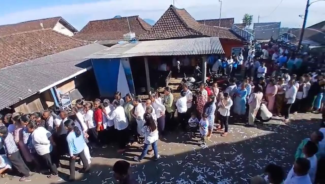 Ratusan umat Buddha dan Kristiani memberikan ucapan selamat hari raya ke saudara muslim di Dusun Thekelan, Desa Batur, Kecamatan Getasan, Kabupaten Semarang. Maria Novena/Jawa Pos Radar Semarang 