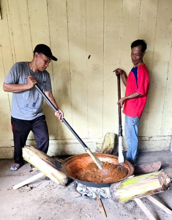 Peroses mengaduk jenang yang menjadi tradisi warga Desa Boto, Kecamatan Bancak, Kabupaten Semarang saat lebaran. Maria Novena/Jawa Pos Radar Semarang