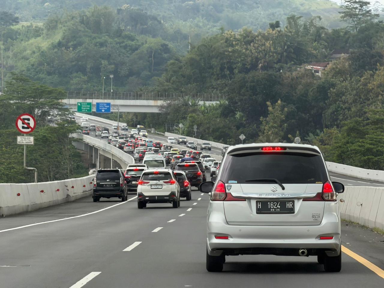 Kepadatan lalu lintas di wilayah Kabupaten Semarang di lebaran hari ke dua. Maria Novena/Jawa Pos Radar Semarang