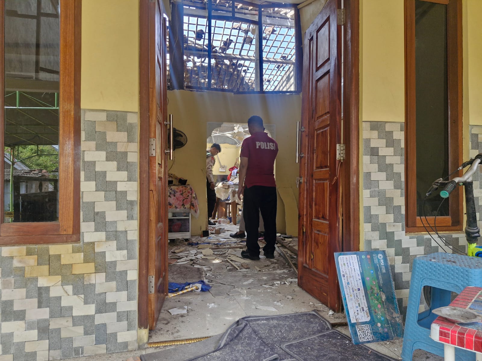Kondisi rumah T yang rusak berantakan akibat ledakan dahsyat dari bahan petasan 