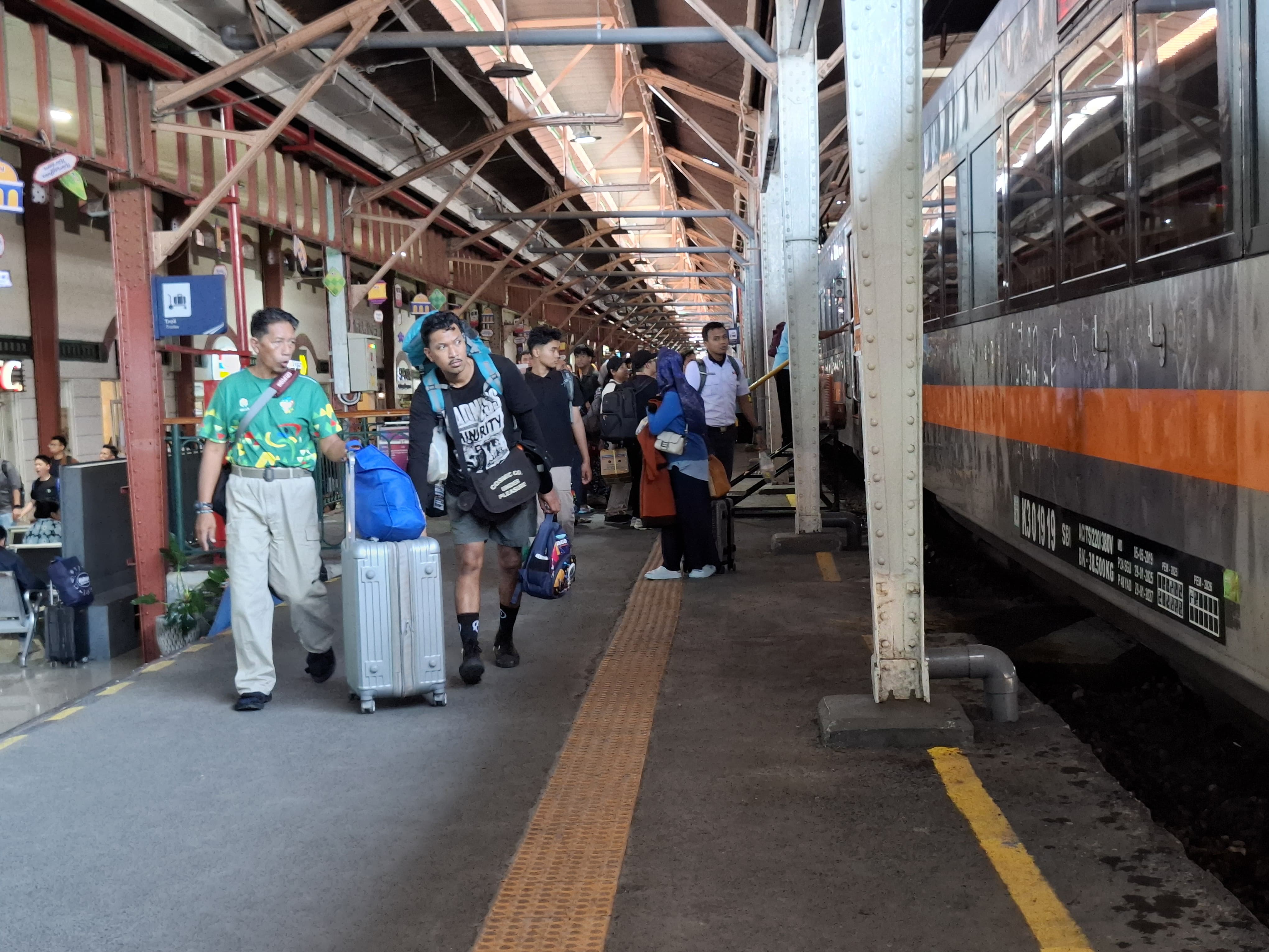 ARUS BALIK : Arus balik di Stasiun Tawang Semarang, mulai terasa Senin (23/3), dimana ratusan penumpang akan kembali ke perantauan.