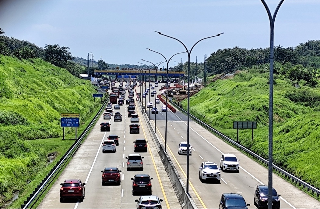 Arus balik lebaran 2026 di jalan tol dalam kota ke arah gerbang tol Kalikangkung atau menuju Jakarta padat lancar 
