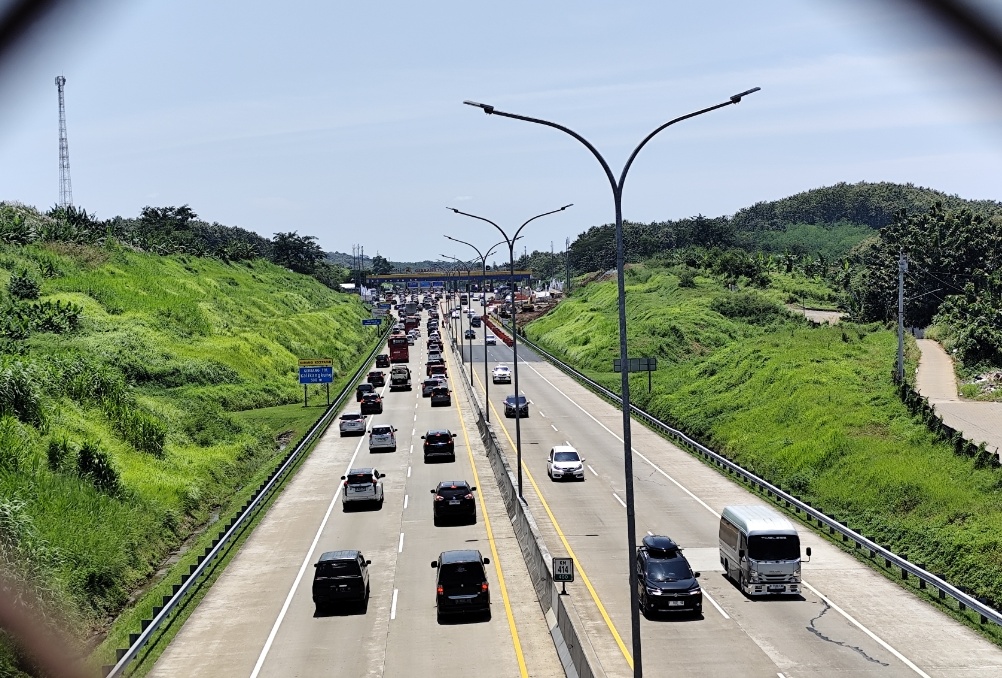 Kondisi arus depan gerbang tol Kalikangkung menuju arah Jakarta saat arus balik lebaran 2026 sudah padat 