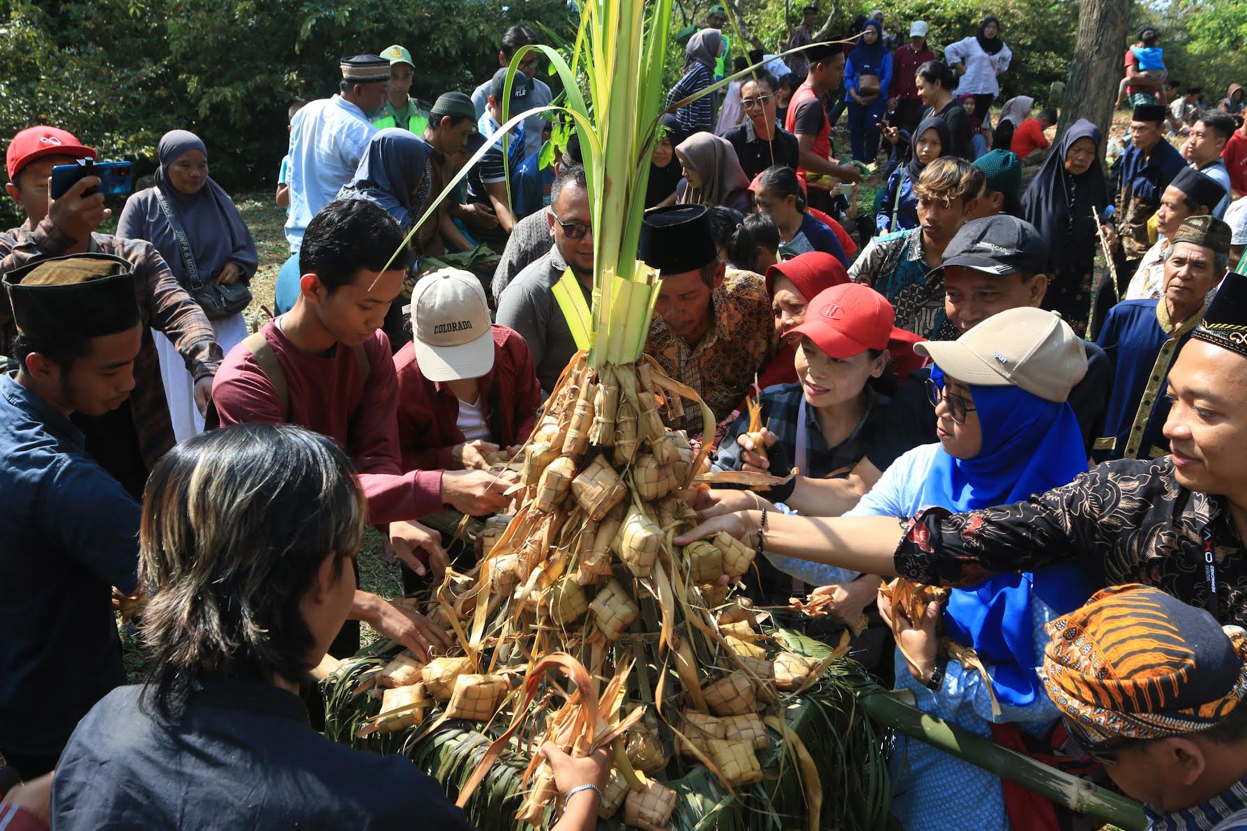 Wisawatawan berebut gunungan kupat-lepet yang dalam prosesi Sesaji Rewanda, di Desa Talun kacang, Kandri Gunungpati, Kota Semarang, Senin (23/3)