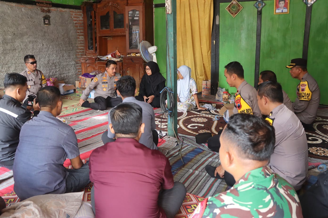 Kapolres Demak AKBP Samelino menjenguk keluarga korban petasan. (wahibpribadi)