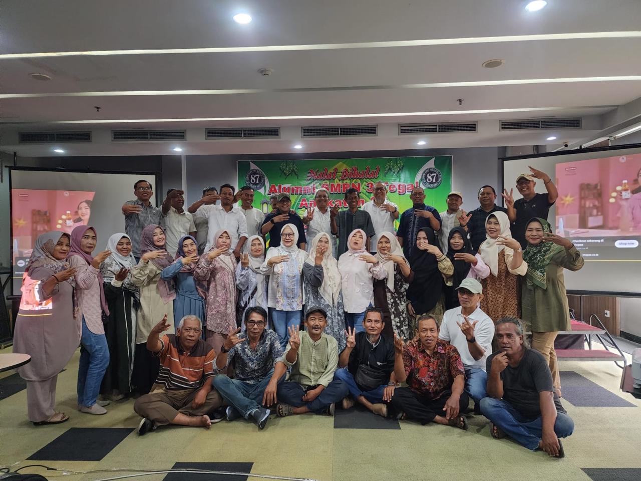 Halalbihalal Alumni SMP 3 Tegal Angkatan &rsquo;87, Menyulam Kenangan dan Menguatkan Ikatan &mdash;Hotel Khas Kota Tegal menjadi saksi hangatnya temu rindu alumnus SMP 3 Tegal angkatan 1987, Selasa (24/3).