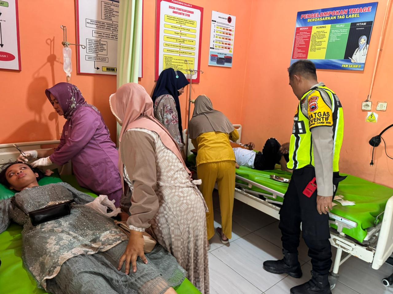 Korban luka akibat tawuran dirawat di Puskesmas Gajah 2. 