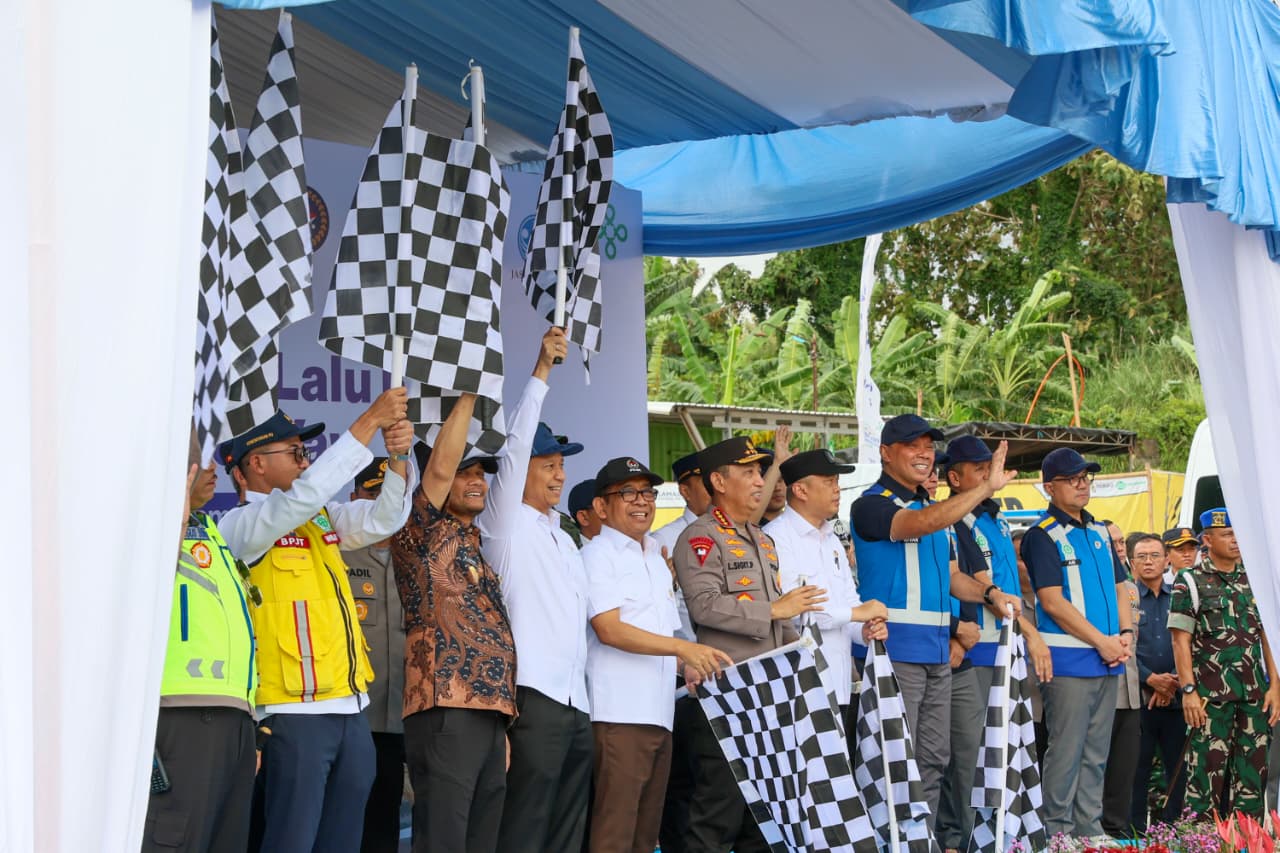 Gubernur Jawa Tengah, Ahmad Luthfi membersamai Kapolri Jenderal Listyo Sigit Prabowo membuka jalur satu arah 