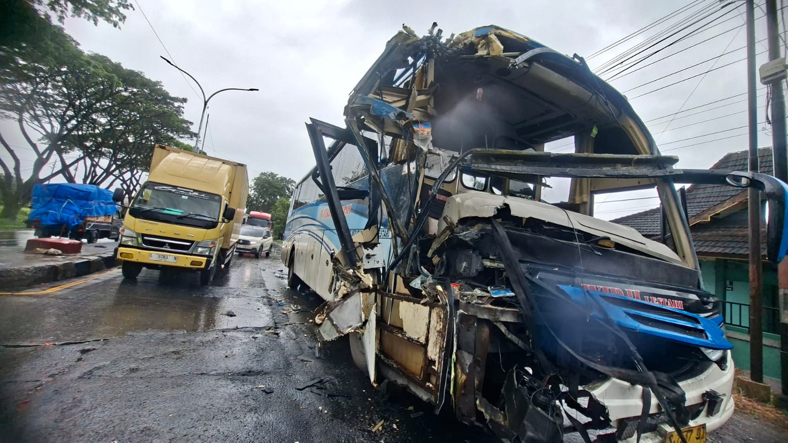  Kondisi bus Widji Lestari remuk dibagian depan setelah menabrak truk. (wahibpribadi)