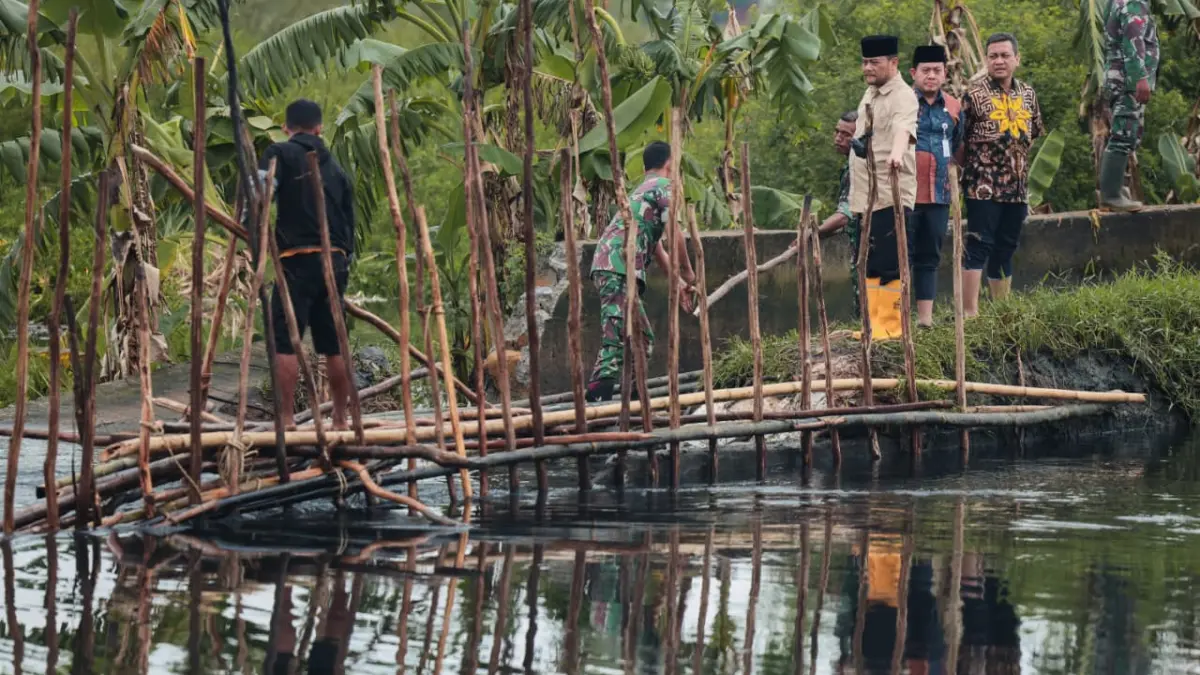 Gubernur Jawa Tengah Ahmad Luthfi meninjau lokasi tanggul Sungai Bremi yang jebol di Kelurahan Pedukuhankraton, Kecamatan Pekalongan Utara, Kota Pekalongan, Kamis, 26 Maret 2026.&nbsp;
