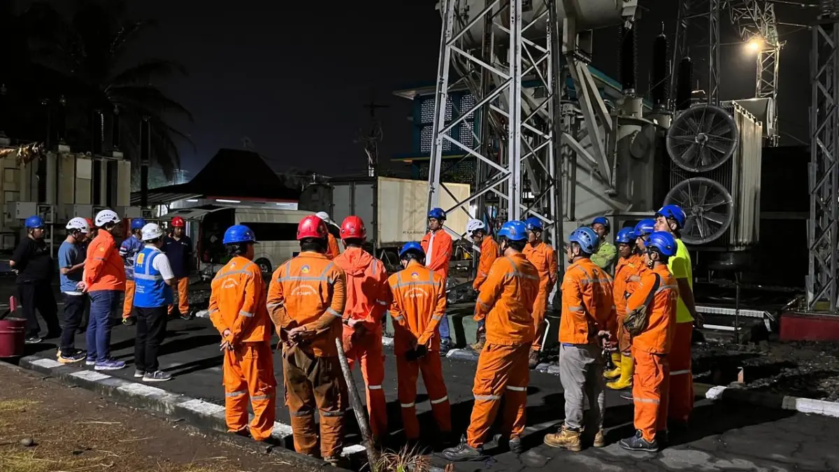 TIM KOMPLIT : PT PLN (Persero) UPT Salatiga tuntaskan perbaikan dan pemberian tegangan kembali (energize) pada Transformator (Trafo) #2 di Gardu Induk (GI) 150 kV Jajar, Surakarta, Selasa 24 Maret 2026. 
