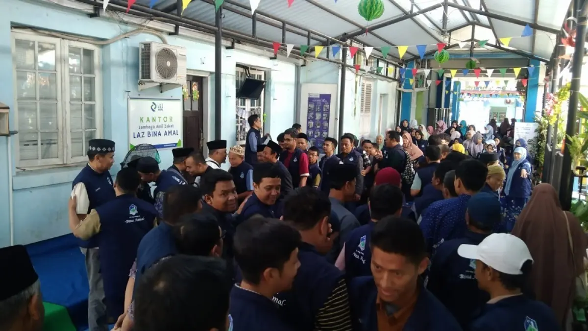 BERMAAFAN: Halal bihalal guru dan pegawai Sekolah Islam Terpadu Bina Amal Semarang.