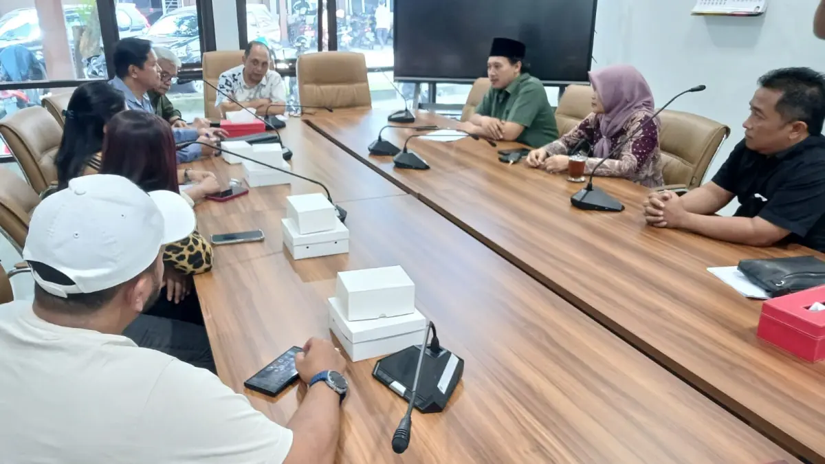 Eks karyawati yang diwakili dua orang mengadu ke Komisi B DPRD Salatiga, Senin (30/3).
