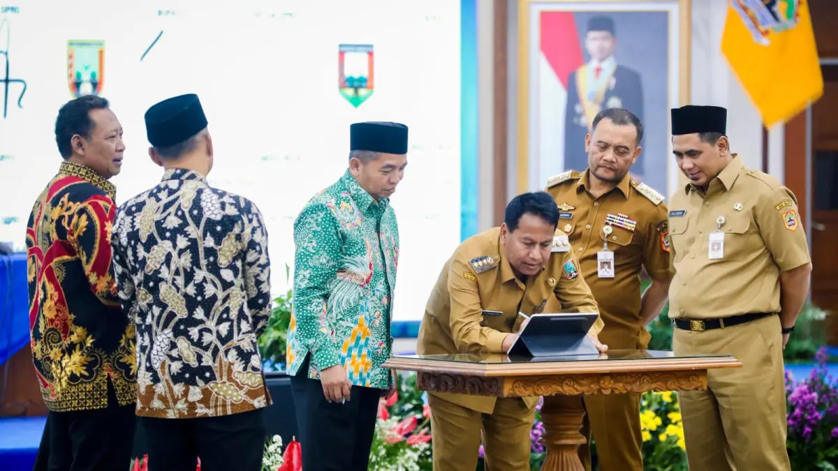 Seluruh kepala daerah dan pimpinan DPRD yang menandatangani pakta integritas secara serentak di Semarang, Senin (30/3/2026).
