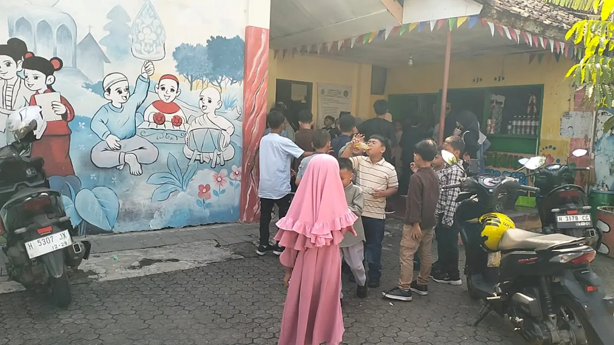 Suasana kantin yang dipenuhi siswa mengantre membeli jajan, Senin (30/3).
Suasana kegiatan belajar mengajar di SD Negeri Lempongsari, Senin (30/3). (Figur Ronggo Wassalim/Jawa Pos Radar Semarang)