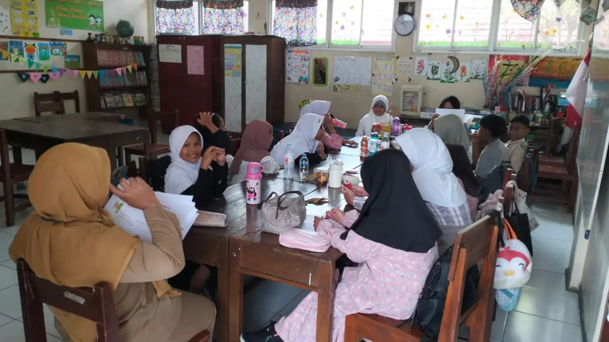 Suasana kantin yang dipenuhi siswa, Senin (30/3). FIGUR RONGGO WASSALIM/JAWA POS RADAR SEMARANG&nbsp;