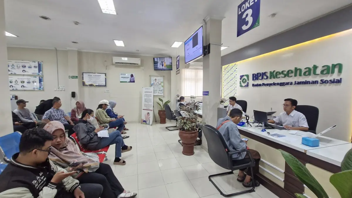 Masyarakat mengurus reaktivasi PBI ke Kantor BPJS Kesehatan Cabang Magelang.&nbsp; (PUPUT PUSPITASARI/JAWA POS RADAR SEMARANG)