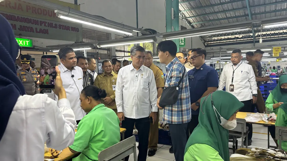 Menteri Ketenagakerjaan (Menaker) Republik Indonesia Prof. Yassierli saat lakukan kunjungan ke PT. HLS Star Wig Soekarno Hatta No KM. 29, Kutan, Randugunting, Kecamatan Bergas, Kabupaten Semarang, Jawa Tengah. (Maria Novena/Jawa Pos Radar Semarang)
