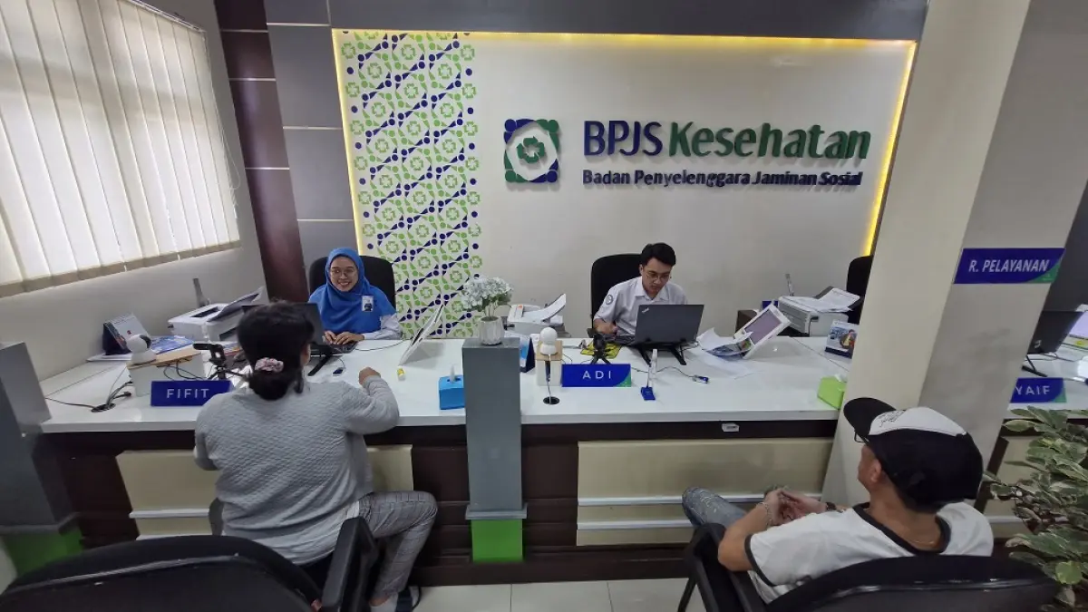 
Petugas BPJS Kesehatan Cabang Magelang melayani peserta. (PUPUT PUSPITASARI/JAWA POS RADAR SEMARANG)