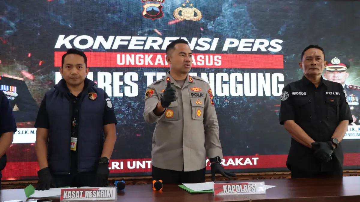 Polisi menujukkan barang bukti kasus penganiayaan berat berujung kematian saat rilis di Mapolres Temanggung, Selasa (31/3). DEVI KHOFIFATUR RIZQI/ JAWA POS RADAR SEMARANG