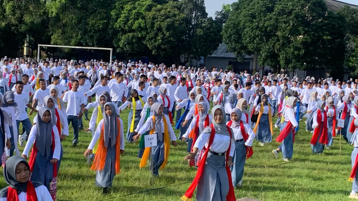 Ribuan siswa SMK kompak menari massal di Lapangan Maron, Sidorejo, Temanggung. DEVI KHOFIFATUR RIZQI/ JAWA POS RADAR SEMARANG