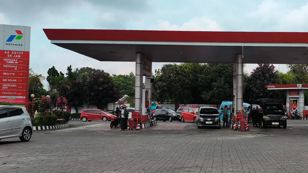 SPBU di jalan Osamaliki Salatiga ramai pembeli. (Dhinar Sasongko/Jawa Pos Radar Semarang)