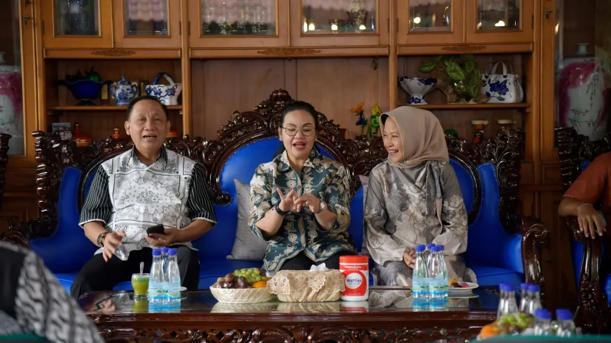 Wali Kota Semarang Agustina Wilujeng saat bersilaturahmi ke kediaman mantan wali Kota Semarang Sumarmo HS pada Selasa (31/3/2026)
