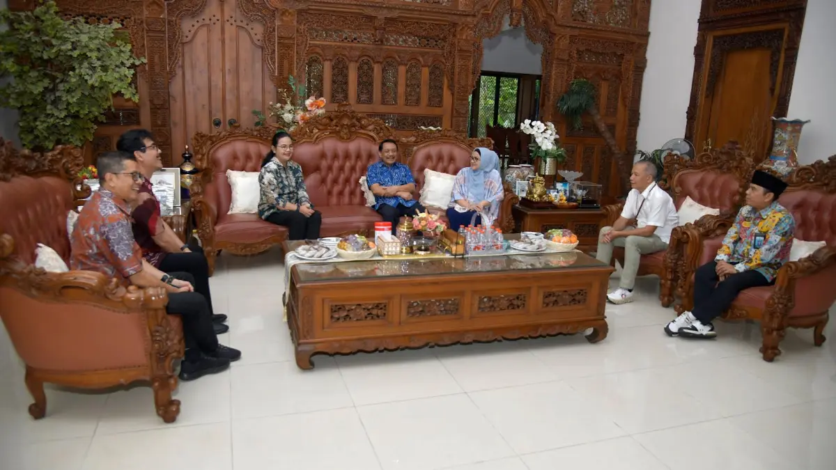 Wali Kota Semarang Agustina Wilujeng saat bersilaturahmi ke kediaman Sukawi Sutarip, mantan wali Kota Semarang pada Selasa (31/3/2026)