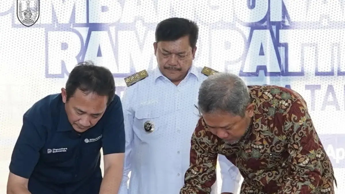 Penandatanganan kontrak antar PT Trans Marga Jateng dan PT Adhi Karya, serta disaksikan Wali Kota Salatiga Robby Hernawan, jajaran Forkopimda, DPRD, hingga pemangku kepentingan terkait di Ruang Rapat Teak Tree, Rabu (1/4).