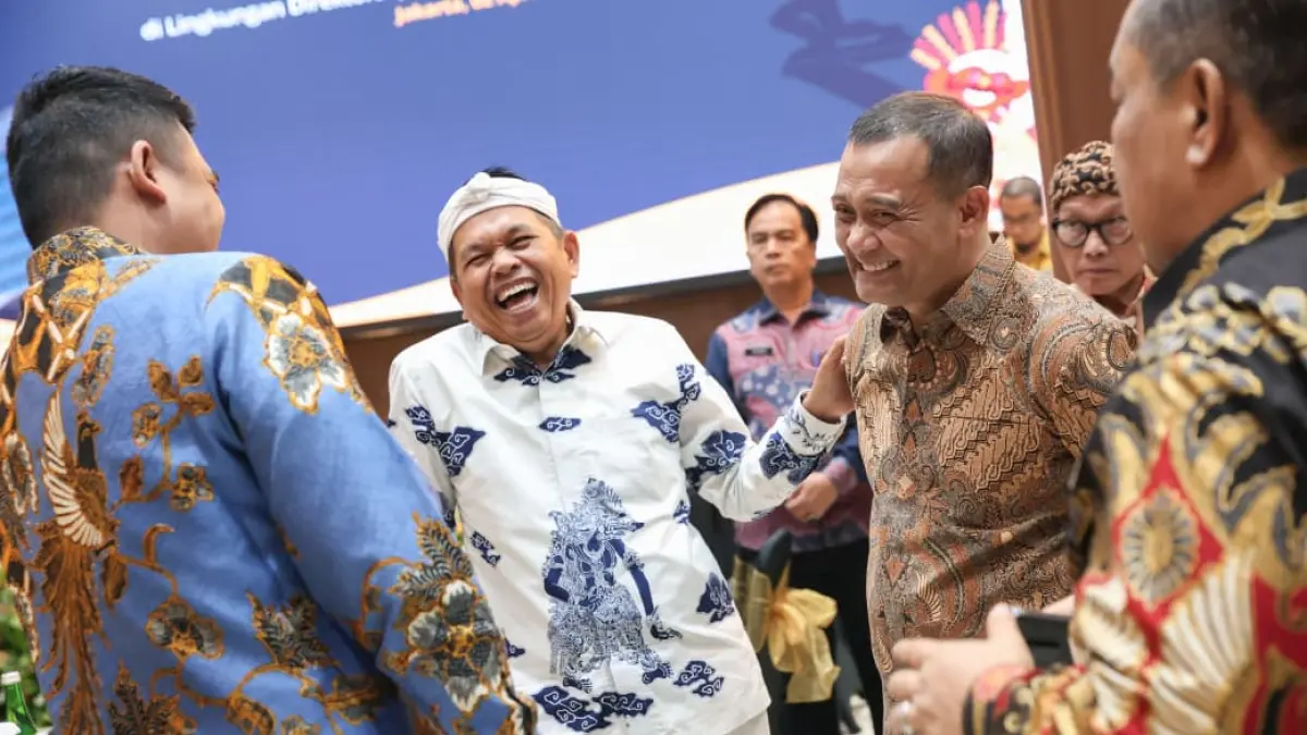 Momen akrab ditunjukkan Gubernur Jawa Tengah, Ahmad Luthfi, dan Gubernur Jawa Barat, Dedi Mulyadi (KDM), saat menghadiri Entry Meeting Pemeriksaan LKPD 2025 di Gedung BPK RI, Kamis (2/4/2026). 