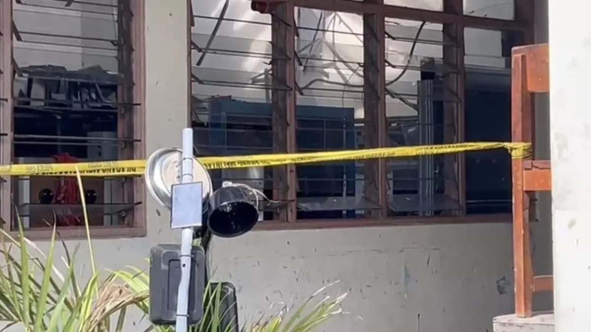 Sisa kebakaran ruang praktik listrik dan ruang AutoCAD jurusan Arsitektur di SMKN 5 Semarang beralamat di Jalan Dokter Cipto, Karangturi, Semarang Timur, Kota Semarang, Jumat (3/4/2026). IDA FADILAH/JAWA POS RADAR SEMARANG