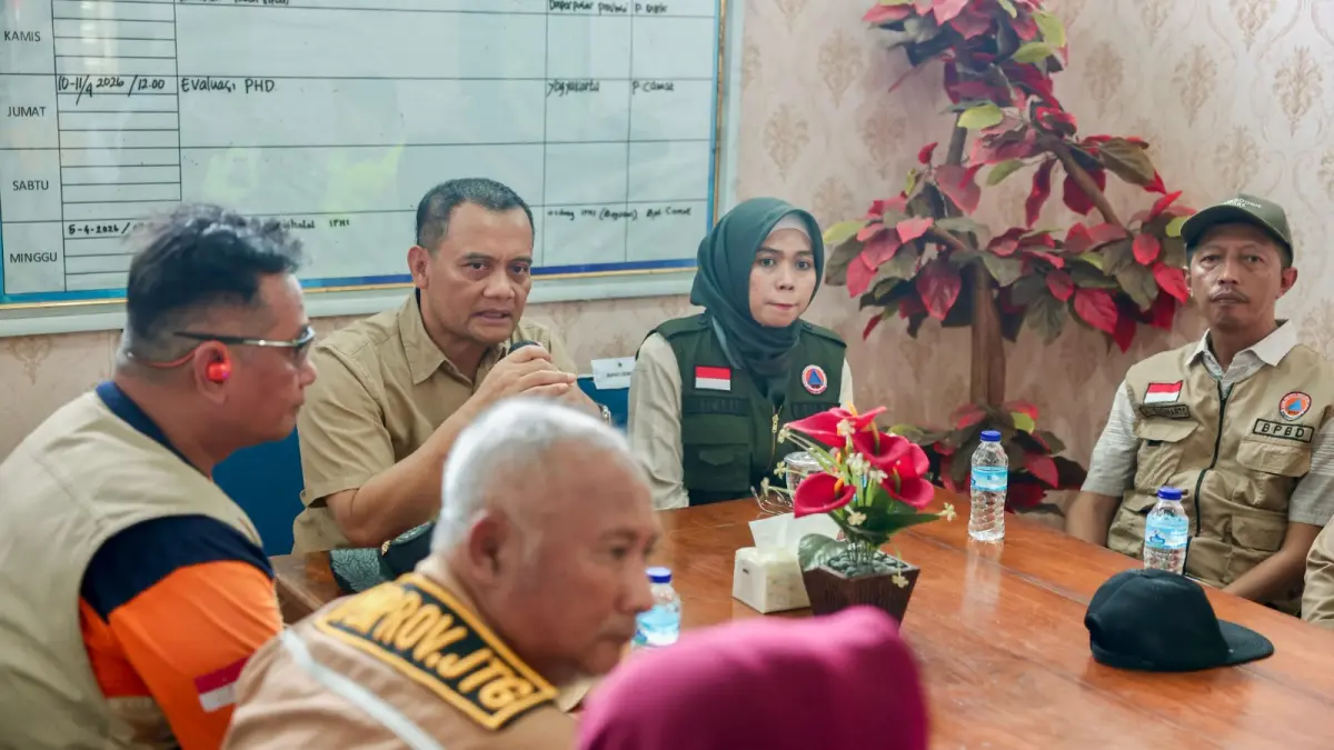 Gubernur Jawa Tengah, Ahmad Luthfi meninjau langsung korban bencana banjir yang mengungsi di Kantor Kecamatan Guntur, Kabupaten Demak pada Sabtu, 4 April 2026.&nbsp;