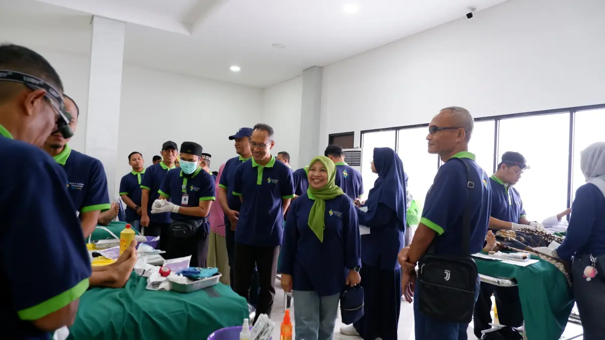 Penyelenggaraan khitan massal gratis oleh RSUD dr. Soebarkat Tjitrodarmodjo bagi 32 anak di Convention Hall Lantai 2 Terminal Tingkir, Jumat (3/4).