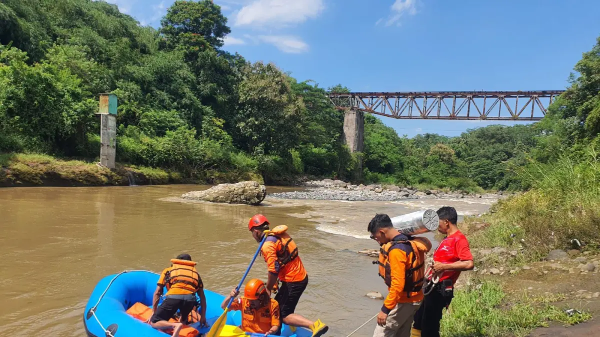 Tim gabungan melakukan pencarian korban yang hanyut di Kali Progo Temanggung, Minggu (5/4).