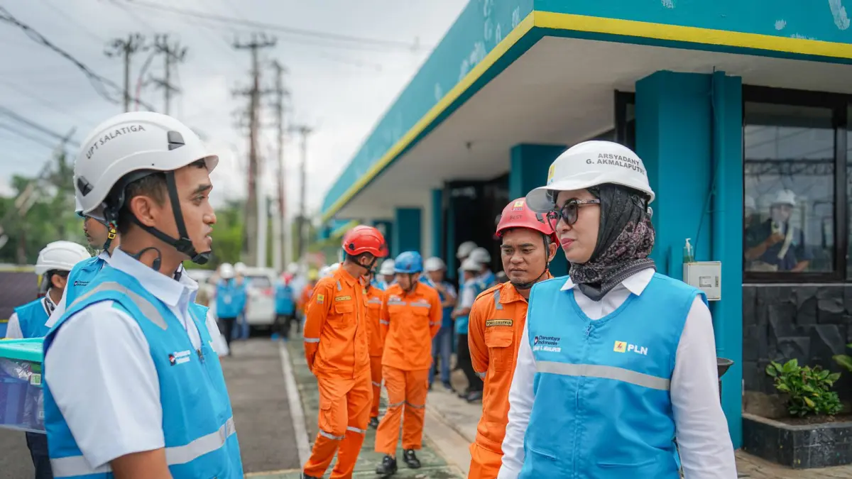 INSPEKSI : Direktur Distribusi PT PLN (Persero), Arsyadany Ghana Akamalaputri, turun langsung memimpin inspeksi kesiapan sistem transmisi di wilayah Jawa Bagian Tengah Memastikan kenyamanan jutaan masyarakat dalam merayakan Hari Raya Idulfitri 1447 H. (DOKUMEN HUMAS PLN UPT SALATIGA)