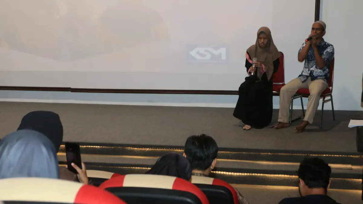 


Komunitas Sahabat Mata gala premier Film "Langit Tetap Sama" yang digelar di Ruang Audio Visual Perpustakaan Daerah Jawa Tengah, Senin (6/4/2026). NUR CHAMIM/JAWA POS RADAR SEMARANG